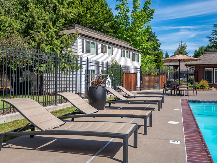 Aspire_Eugene_OR_Amenities_Pool_Chairs